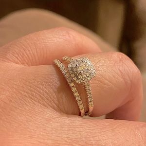 White gold in natural diamonds bridal set